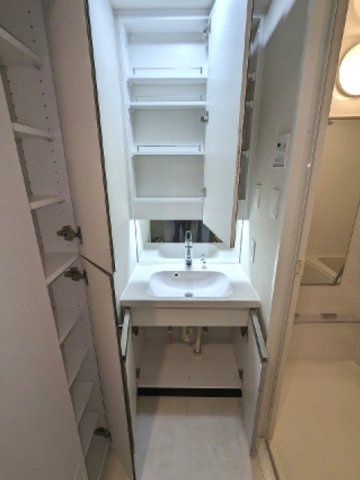 SEASON FLATS浅草の設備|トイレと独立した洗面室、2面鏡付ハンドシャワー付洗面台