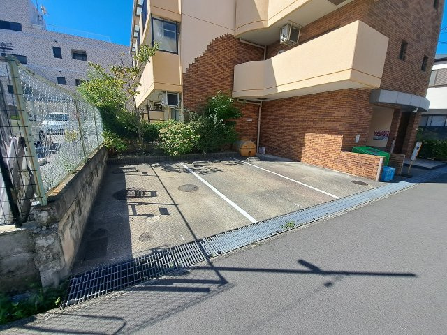 フローリッシュ99の駐車場