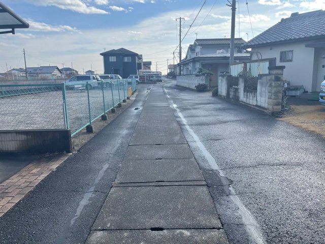 神川町大字植竹　中古1380の前面道路含む現地写真|隣地との距離も保ちながらも綺麗な街並みに溶け込みました！ 駐車スペースやお庭も十分に確保しています！