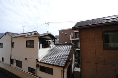 【展望】 | 【上質リノベ】アステージ海田 | 【四季を感じる】
2Fからの眺望ですが、矢野の山々が見えたりしますので
四季の移ろい・爽やかな青空や風を感じられ、自然を愉しめます。
毎日の暮らしに余裕を感じさせてくれますネ