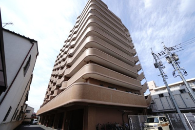 【外観】 | 【上質リノベ】アステージ海田 | 【耐震性】
耐震性の高さを判断するポイントは、
建築確認申請日が1981年6月1日以降の
新耐震基準に適合しているかどうか。
震度６程度の大地震でも
建物が崩壊しないレベルが基準になりました。