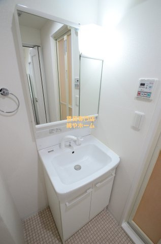エムズコート玉出の洗面所|明るい洗面所です