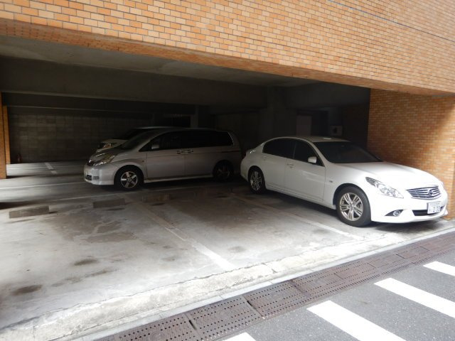 ダイアパレス三筋の駐車場