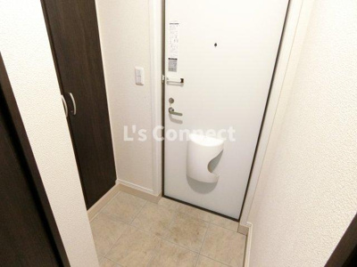 【玄関】 | vallee de lours Ｃ棟 | 背の高い下駄箱には鏡付きで身だしなみチェック。