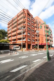 【外観】 | JR二日市駅まで徒歩14分。徒歩10分圏内に生活利便施設も充実。温泉地ならではの特権で、マンションの1階には所有者専用の温泉があります♪