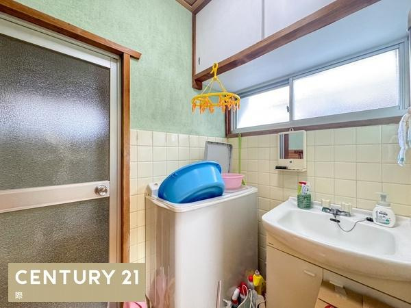 岩出市中迫　中古戸建(平屋)の独立洗面台|【洗面所】
明るい洗面所