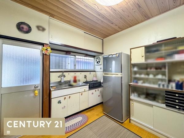 岩出市中迫　中古戸建(平屋)のキッチン|【キッチン】
収納スペース・作業スペースが広いキッチンがポイント！