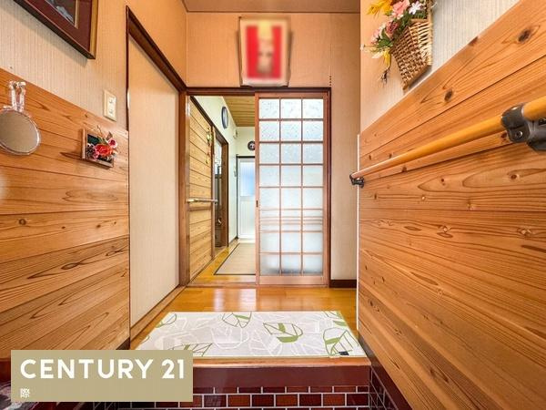 岩出市中迫　中古戸建(平屋)の玄関|【玄関】
木のぬくもり感じる玄関です