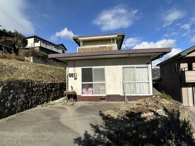 【外観】 | 岡谷市湊1丁目 中古住宅⑦ | 外観＋駐車スペース