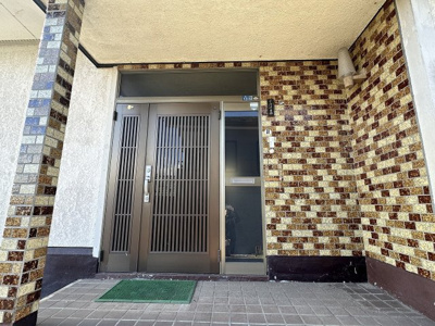 【玄関】 | 岡谷市湊1丁目 中古住宅⑦ | 外玄関