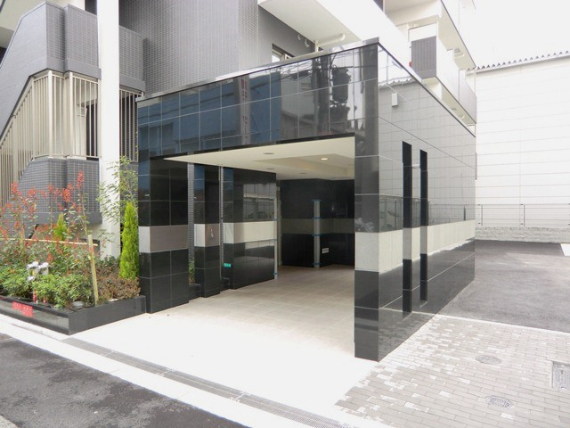 大阪市淀川区十三本町１丁目の賃貸マンションのエントランス