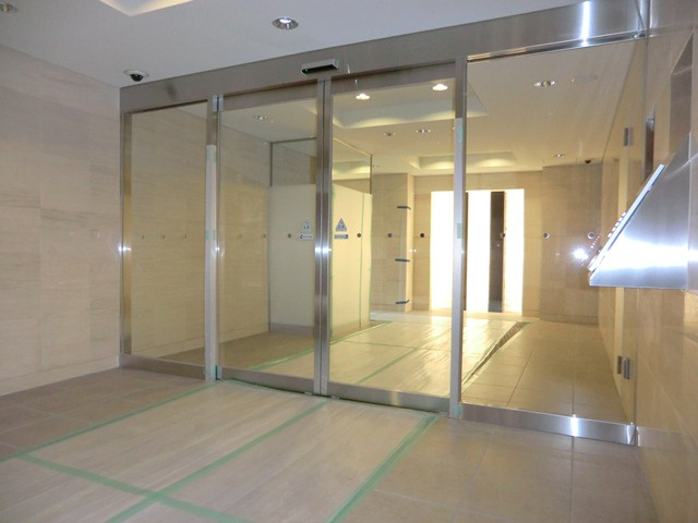 大阪市淀川区十三本町１丁目の賃貸マンションのロビー