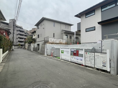 【前面道路含む現地写真】 | 町田市つくし野3丁目　全1棟 | 車通りも少なく小さな子供がいるご家庭でも安心！
東側公道6.0ｍあり、駐車が苦手な方でもラクラク駐車可能です〇
（2台分駐車可能）