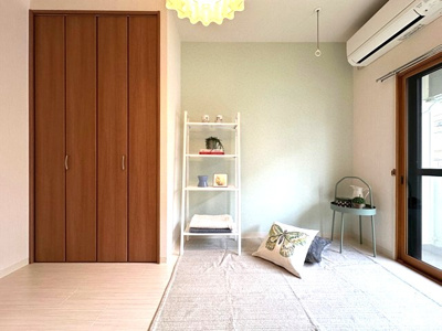 【収納】 | T・メゾン | 洋室5.7帖のお部屋にクローゼットが付いています♪大切なお洋服もしわにならないようにハンガーがけができます☆