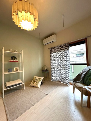 【設備】 | T・メゾン | 洋室の天井には室内物干しも付いています！雨の日やお出掛け時の室内干しにとても便利☆花粉や梅雨の時期に重宝しますね♪