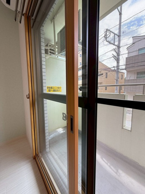 【設備】 | T・メゾン | バルコニーに繋がる窓は、遮音・遮熱効果がある二重サッシになっています♪♪冷暖房効率アップにも役立ちます！