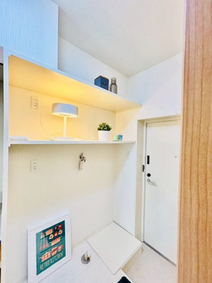 【設備】 | T・メゾン | 玄関にある室内洗濯機置き場です♪室内に置けるので洗濯機が傷みにくい☆上部には便利な収納棚付き♪