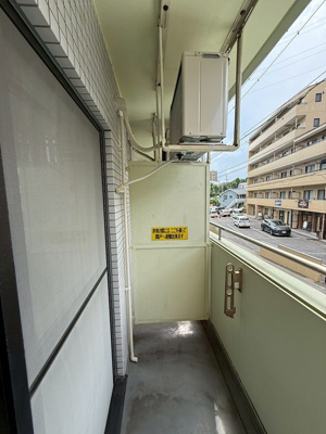 【バルコニー】 | T・メゾン | 洋室5.7帖のお部屋から繋がるバルコニーは風通し良好♪お洗濯物を干したり、気分転換をするにも最適です☆