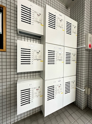 【その他共用部分】 | T・メゾン | 共用エントランスには宅配BOXがあるので荷物の受け取りもスムーズに♪再配達の手間がかからないのが魅力♪