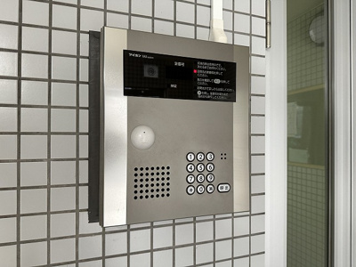 【エントランス】 | T・メゾン | 共用エントランスは不審者の侵入を未然に防ぐオートロック付き！防犯対策充実しています◎
