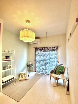 【洋室】 | T・メゾン | 洋室5.7帖☆バルコニーに繋がる角部屋のお部屋は風通し良好！淡いカラーのアクセントクロスが魅力的☆