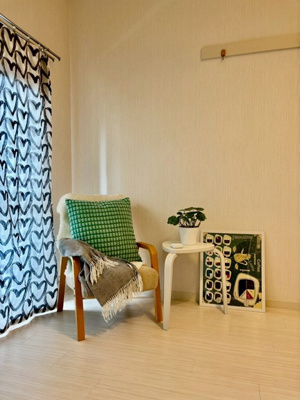 【寝室】 | T・メゾン | 洋室5.7帖☆壁にはピクチャーレールがあり、絵や写真が飾れます☆エアコン＆室内物干しも完備しています！