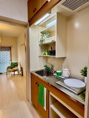 【キッチン】 | T・メゾン | 一人暮らしには欠かせないキッチンがあります♪場所を取るお鍋やお皿もすっきり収納できますね♪