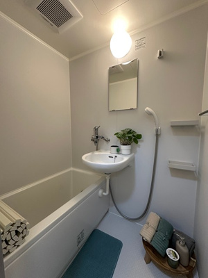 【浴室】 | T・メゾン | 洗面台のあるバスルームはいつでもぽかぽかお風呂に入れる追焚機能付き☆ゆったりバスタイムでリラックス♪