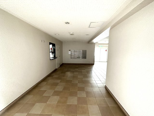 ファミール榴ヶ岡のエントランス