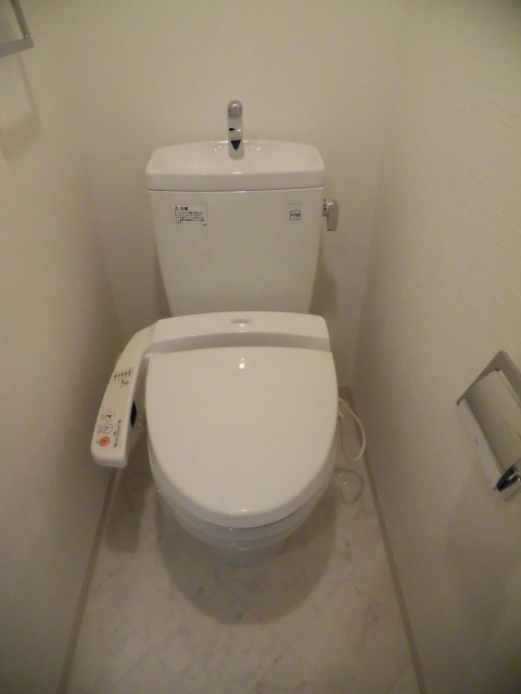 大阪市中央区松屋町住吉の賃貸マンションのトイレ