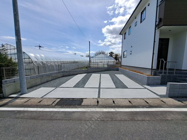 新築　北群馬郡吉岡町23期　3号棟の駐車場|現地写真　駐車スペースは建物北側に並列2台分可能です！
