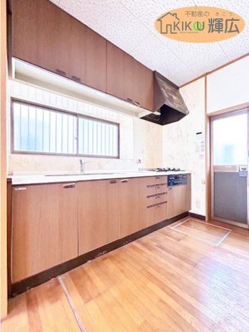 加古川市西神吉町岸　中古戸建のキッチン|リフォーム前の写真です。