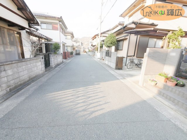 加古川市西神吉町岸　中古戸建の前面道路含む現地写真|前面道路は広々としておりますので、お車の運転が苦手な方でも安心ですね。