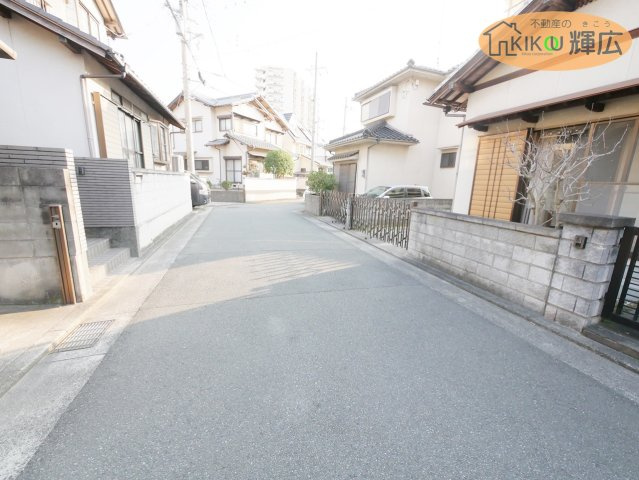 加古川市西神吉町岸　中古戸建の周辺|前面道路は広々としておりますので、お車の運転が苦手な方でも安心ですね。