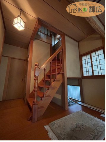 加古川市西神吉町岸　中古戸建の玄関|リフォーム前の写真です。