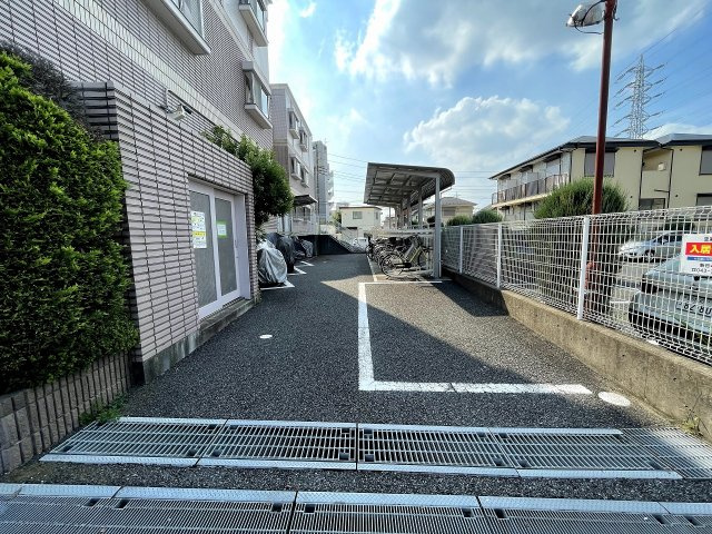 イーストウイングの駐車場