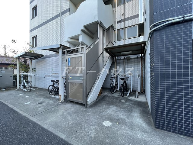 プレール・ドゥーク津田沼の駐車場