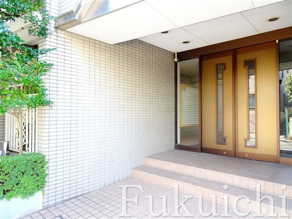 シュロス鷹番のエントランス