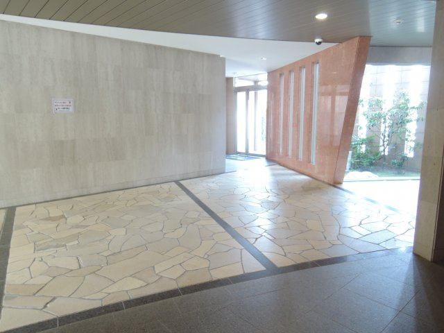 ロイヤルアネックスのエントランス