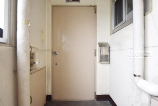【その他共用部分】 | 皆様をお迎えする、お部屋の玄関ドア。開けやすさや開放角度、ドアノブの操作しやすさや鍵の形状などを、現地で一度ご確認ください。～即日のご見学可能～　お問合せはお気軽にどうぞ。