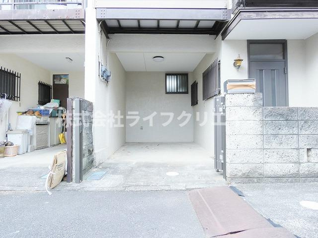 東豊田3丁目戸建の駐車場|※クリーニング前の写真です。
