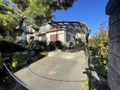 【前面道路含む現地写真】 | 長根町　中古戸建 | ■駐車スペース／カーポート付きです！！