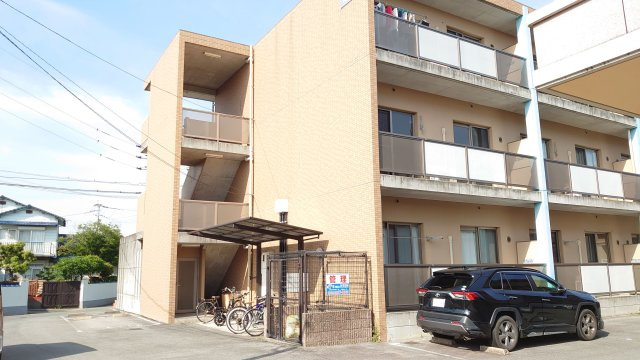 ルネス荒木一番館の駐車場