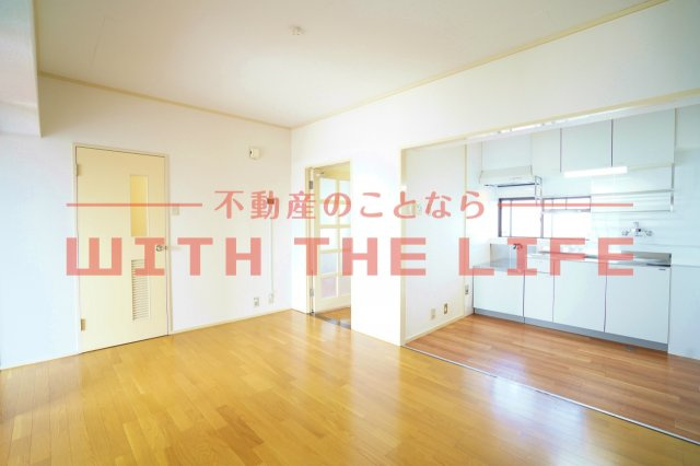 ニューロイヤルビル【キャッシュバック対象物件】の居間・リビング|こちらのリビングで趣味の時間をお楽しみください