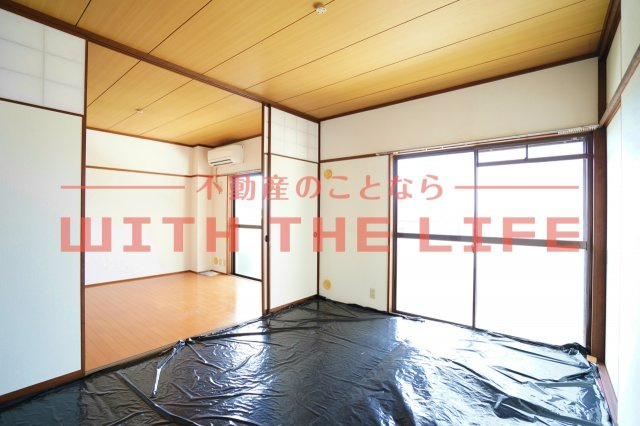 ニューロイヤルビル【キャッシュバック対象物件】の和室|落ち着いた雰囲気の和室付きです