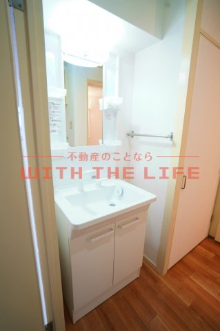 ニューロイヤルビル【キャッシュバック対象物件】の独立洗面台|朝の支度にも助かる、独立の洗髪洗面化粧台