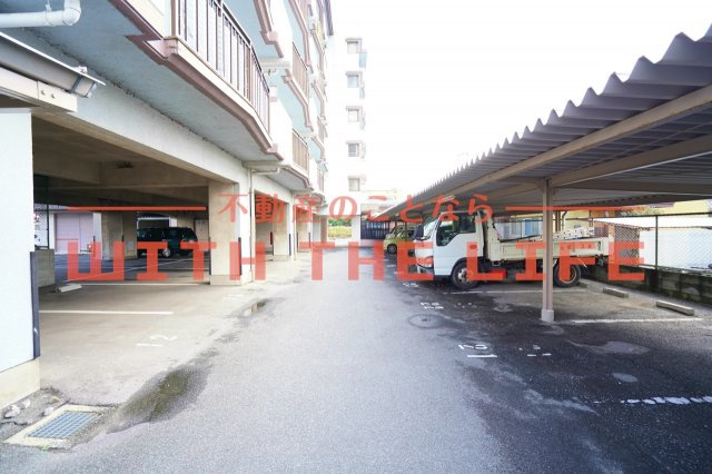 ニューロイヤルビル【キャッシュバック対象物件】の駐車場|駐車場完備です