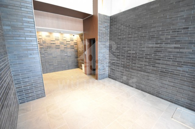 【エントランス】 | ファーストステージ梅田ウェスト | 落ち着いたエントランスです