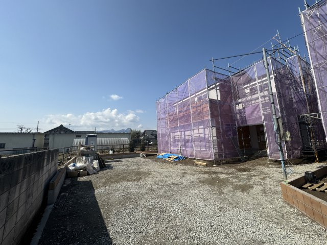 新築　渋川市半田第5　4号棟の駐車場|現地写真　 駐車スペース広々！並列で３台+1台置けます♪					
