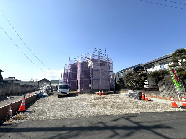 新築　渋川市半田第5　3号棟の駐車場|現地写真　 駐車スペース広々！並列で4台置けます♪					
